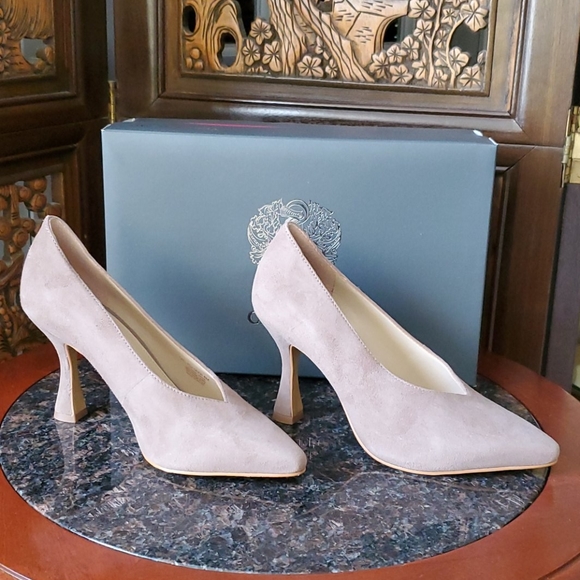 Vince Camuto Taupe Suede Pumps NWT 6 - Picture 7 of 12